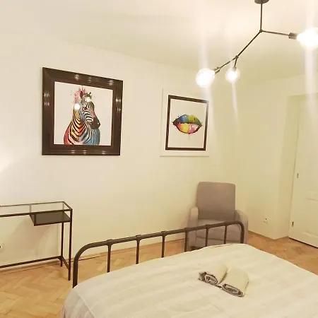 Modern Flat Near Centre & Hospital - Free Parking