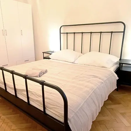 Apartment Modern Flat Near Centre & Hospital - Free Parking *