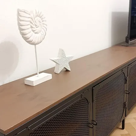 Modern Flat Near Centre & Hospital - Free Parking *