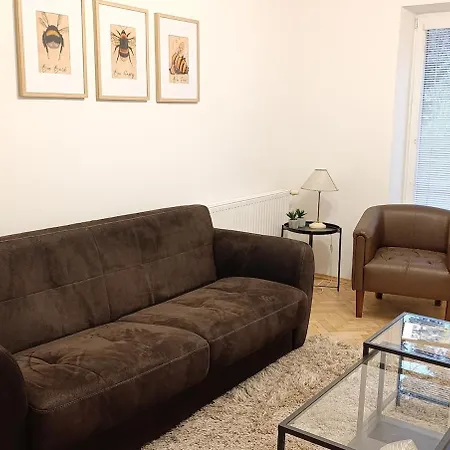 Modern Flat Near Centre & Hospital - Free Parking