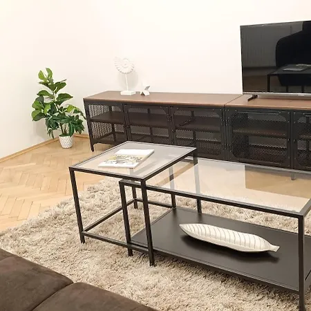 Modern Flat Near Centre & Hospital - Free Parking Apartment *