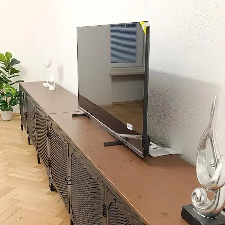 Apartment Modern Flat Near Centre & Hospital - Free Parking *