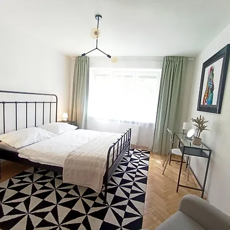 Apartman Modern Flat Near Centre & Hospital - Free Parking *