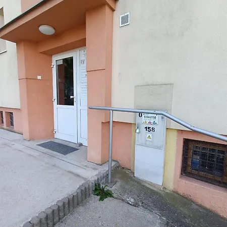 Modern Flat Near Centre & Hospital - Free Parking