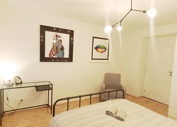 Modern Flat Near Centre & Hospital - Free Parking