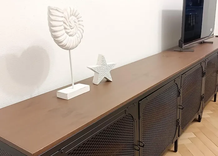 Modern Flat Near Centre & Hospital - Free Parking *