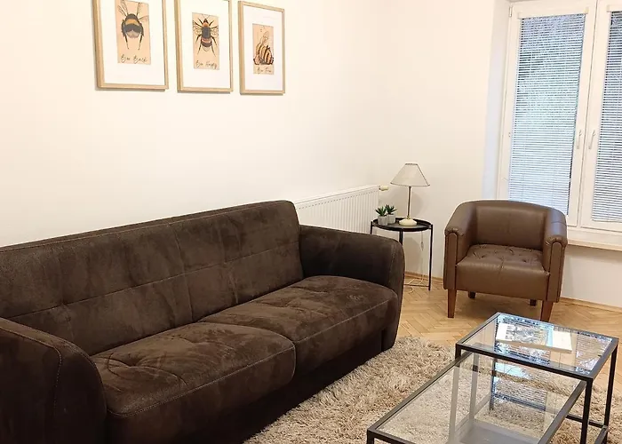 Modern Flat Near Centre & Hospital - Free Parking